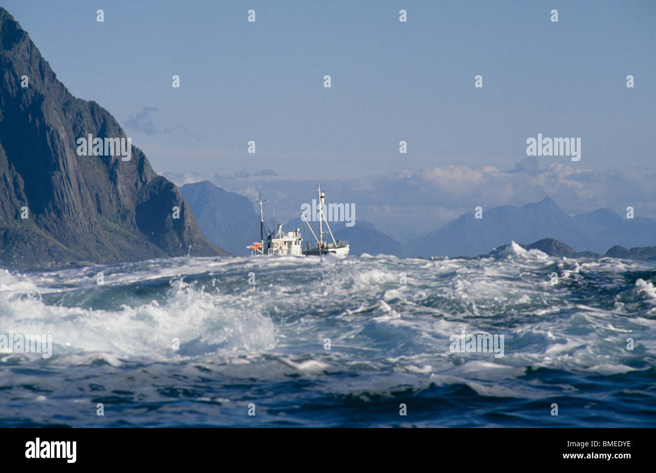 Barca da pesca catturati in mare mosso Foto Stock
