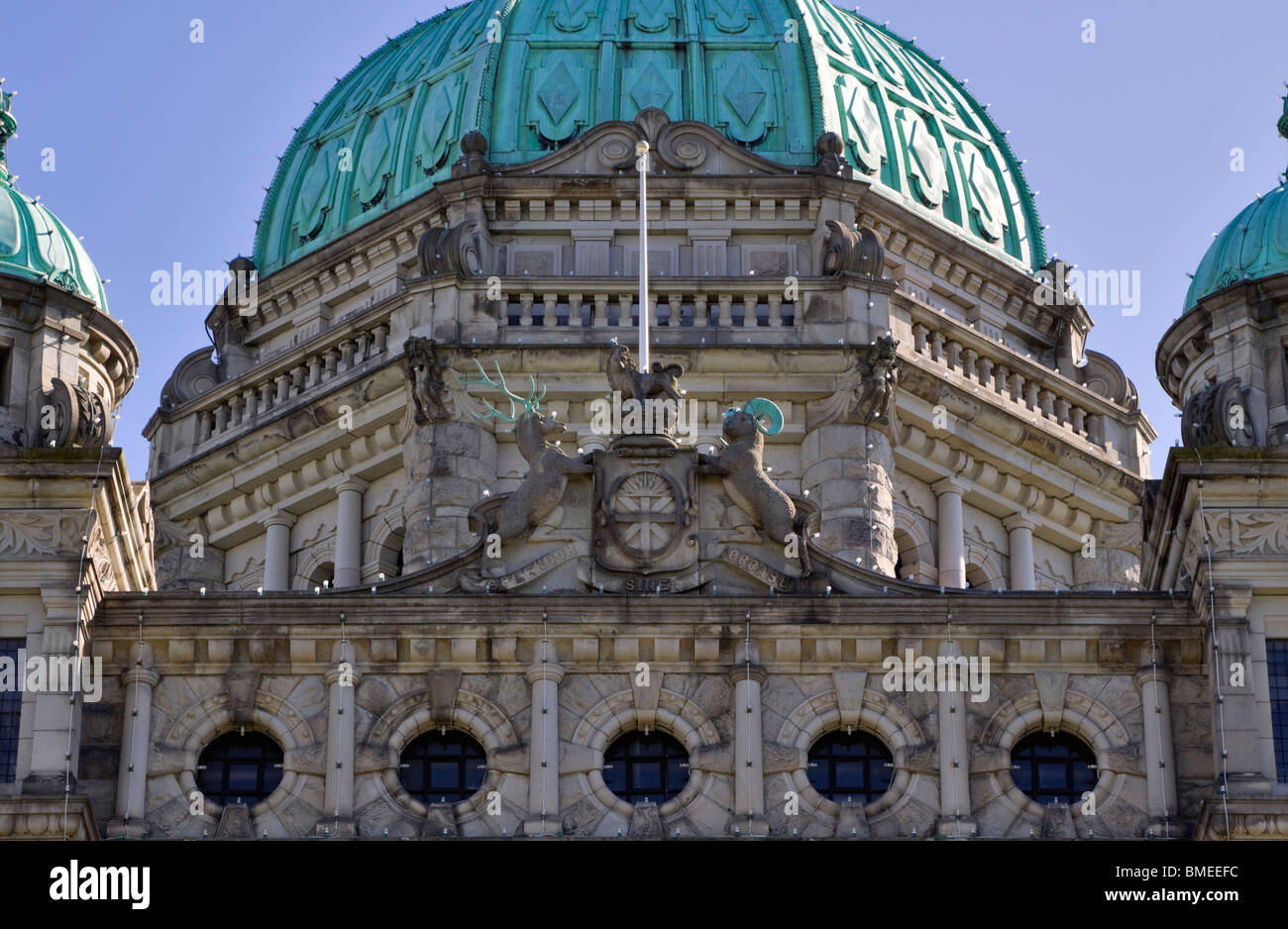 Lo stemma della provincia della Columbia britannica sta sotto la cupola centrale degli edifici del Parlamento, Victoria, BC Foto Stock