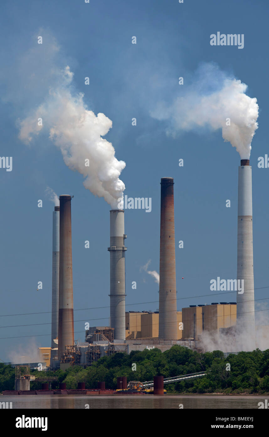 Gand, Kentucky - Il Ghent stazione di generazione, un impianto alimentato a carbone sul Fiume Ohio azionato da Kentucky Utility. Foto Stock