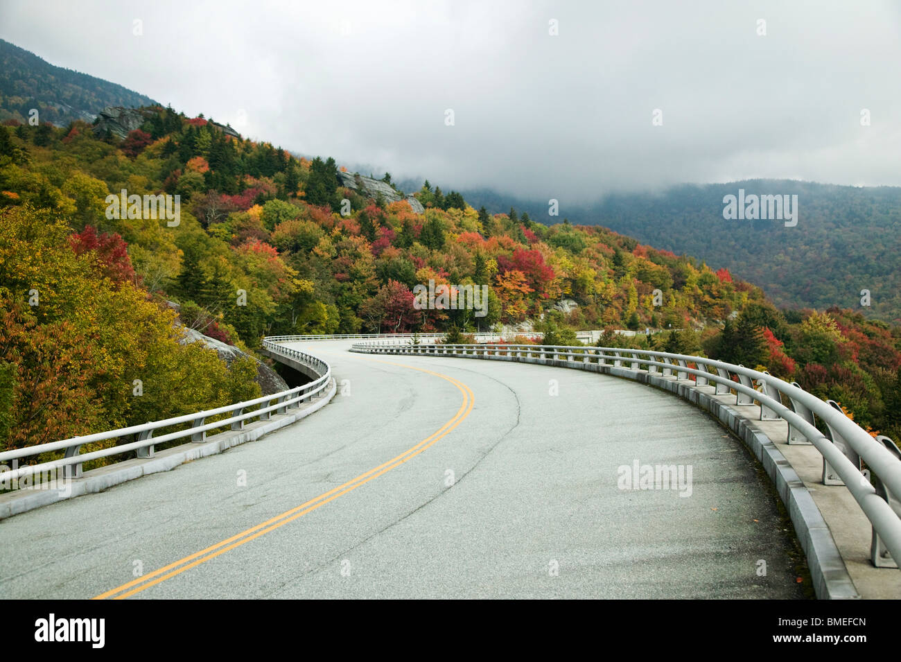 Nord America, USA, North Carolina, la vista della strada che passa da Blue Ridge Parkway Foto Stock