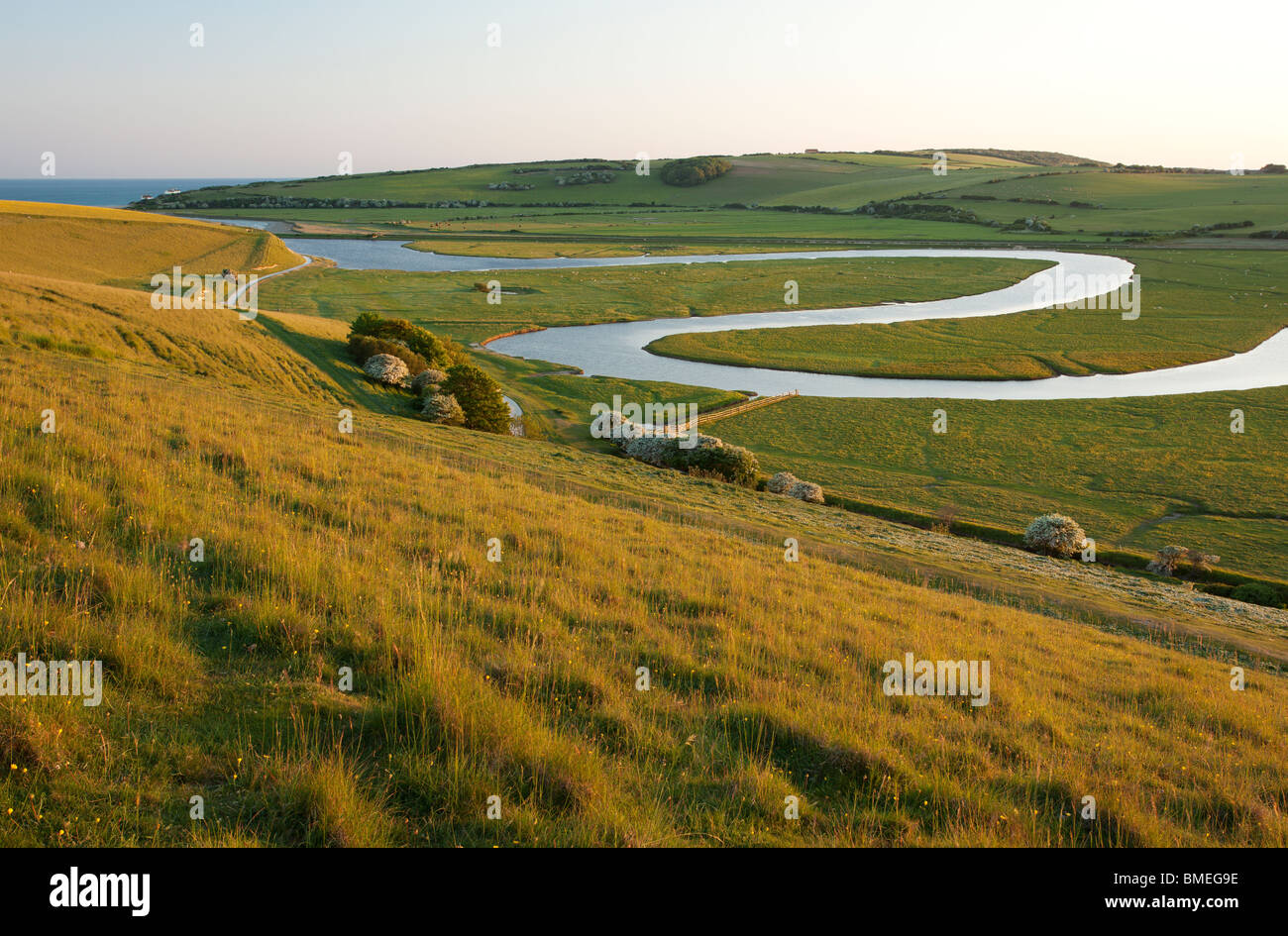 Fiume Cuckmere serpeggianti attraverso Cuckmere Haven vicino a Seaford, East Sussex, England, Regno Unito Foto Stock