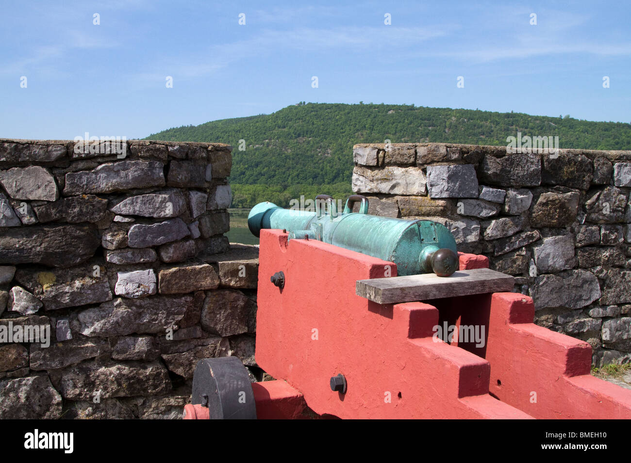 Un cannone e un carrello guardando a monte Defiance dal muro di pietra di Fort Ticonderoga New York Foto Stock