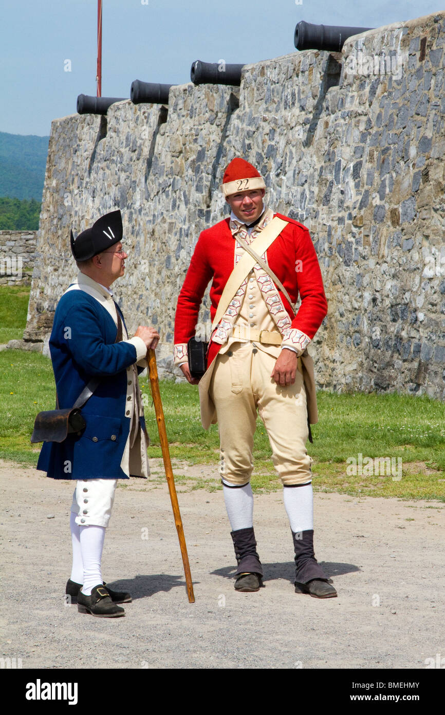 Due guide in costume a Fort Ticonderoga. Uno è un soldato coloniale gli altri un soldato britannico. Foto Stock