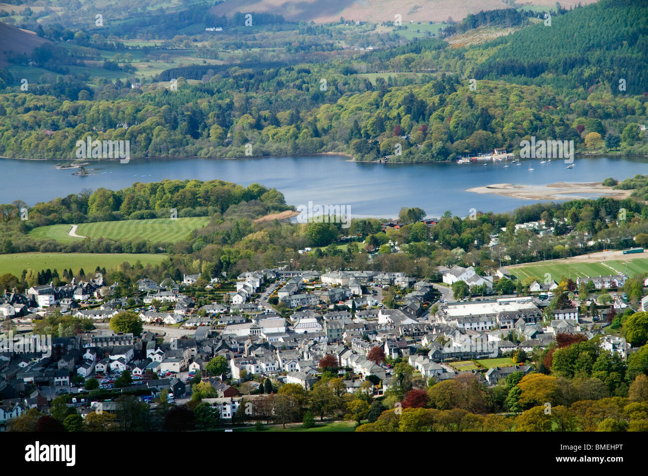 Keswick cittadina e Derwent Water In The Borrowdale Valley inizio primavera In maggio il Lake District Cumbria Inghilterra England Regno Unito Foto Stock