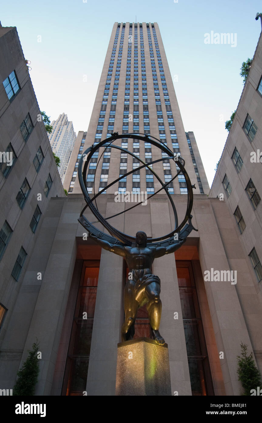 Atlas (1937) dallo scultore Lee Lawrie con l aiuto di René Paul Chambellan al Rockefeller Plaza di New York City, NY, STATI UNITI D'AMERICA. Foto Stock