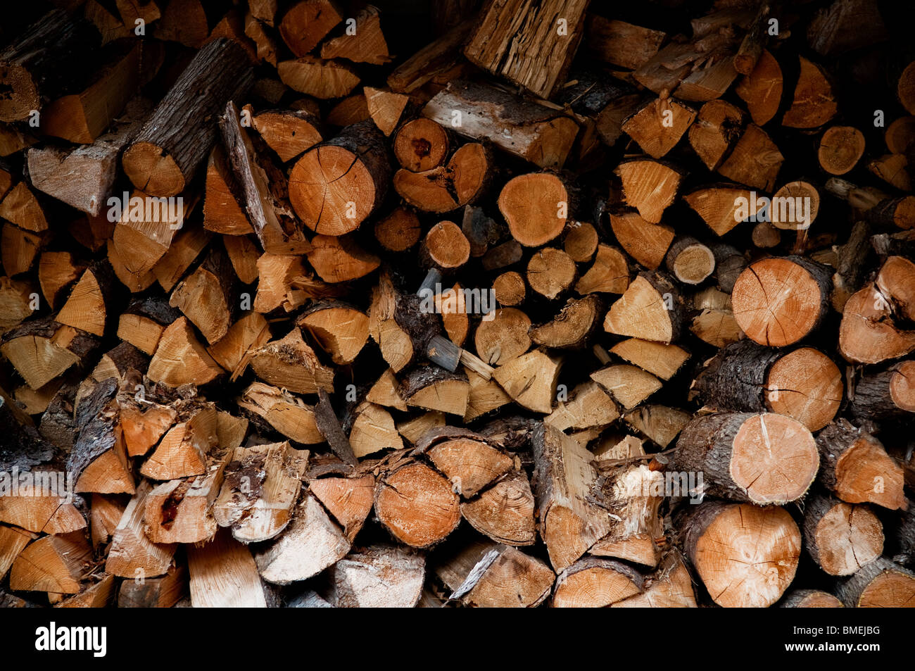 Scorte di secca tritata di legna da ardere per la masterizzazione. Foto Stock