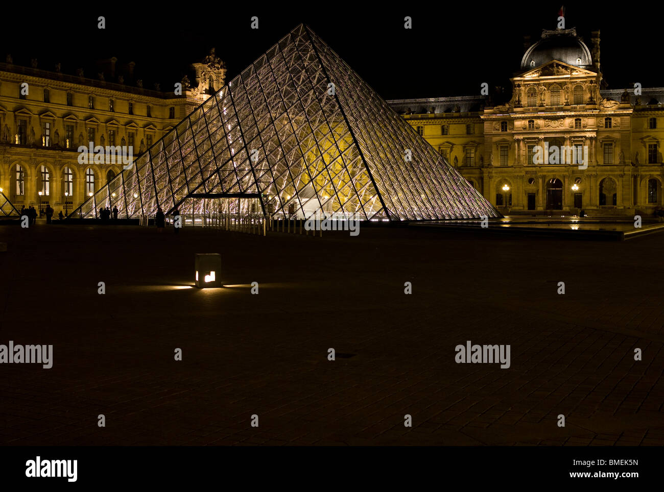 Il cortile del museo del Louvre a Parigi, Francia Foto Stock