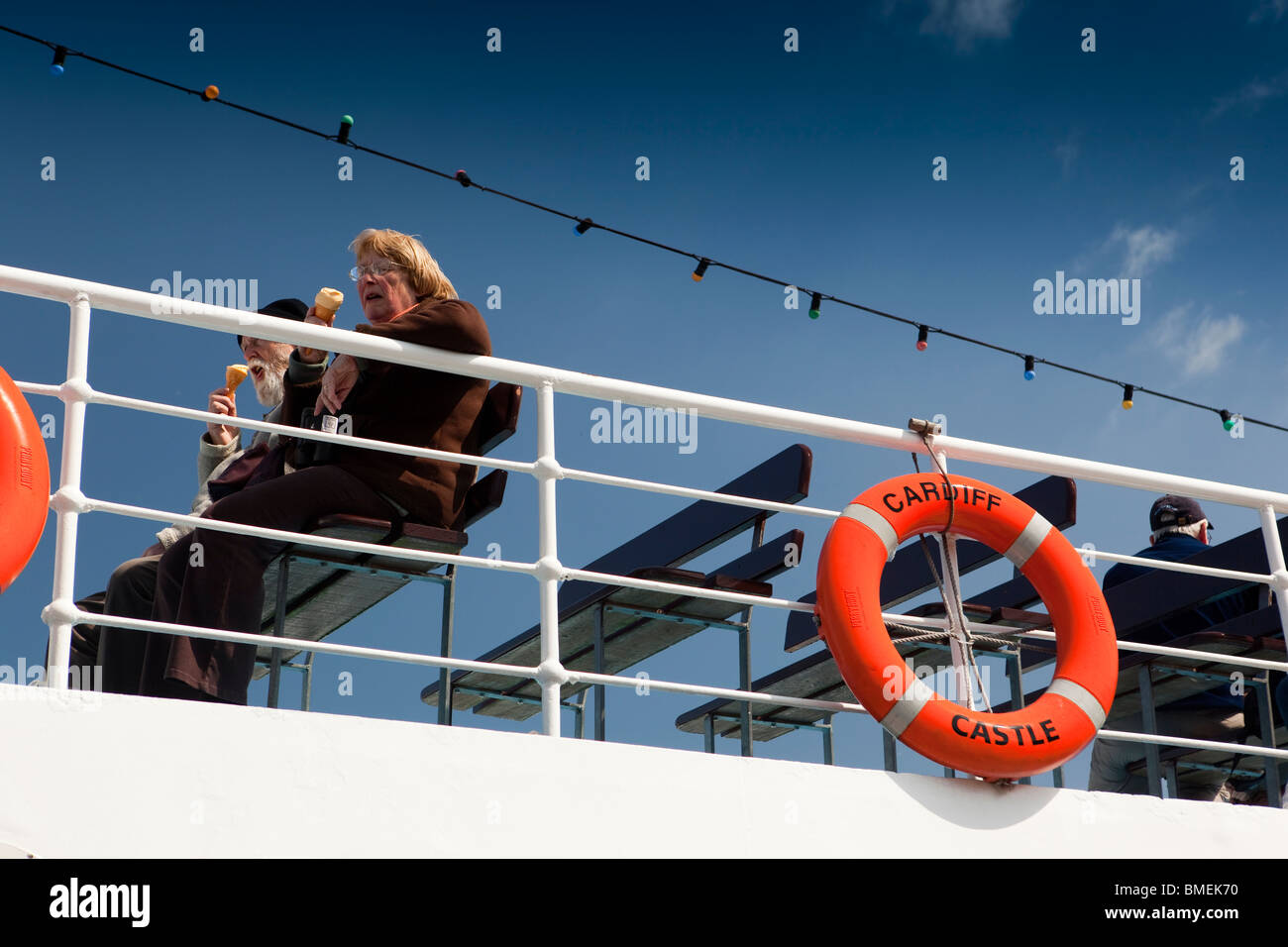 Regno Unito, Inghilterra, Devon, Dartmouth, i passeggeri anziani sul fiume Dart barca il Castello di Cardiff mangiare gelati Foto Stock