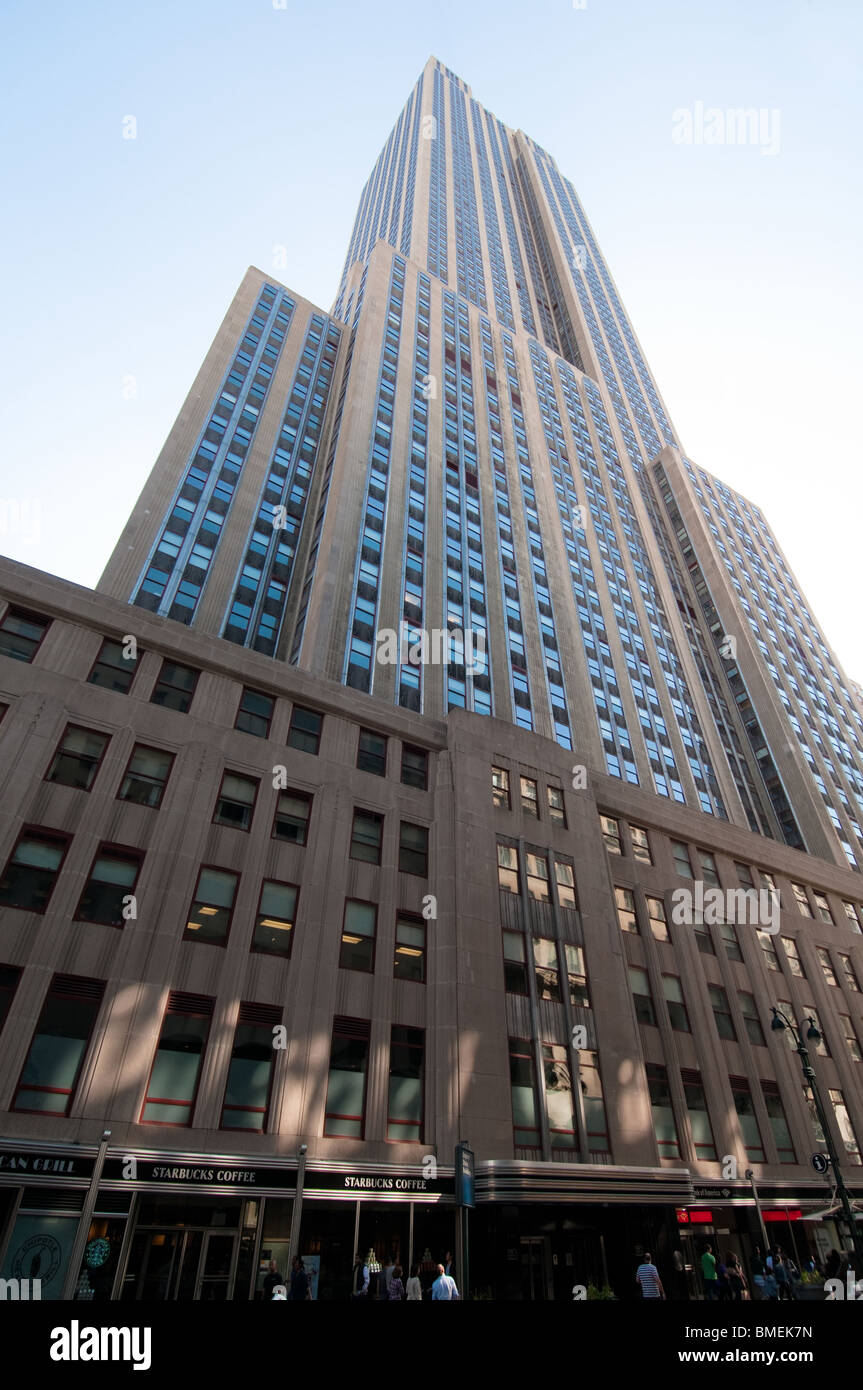 Basso angolo vista dell'Empire State Building, un iconico punto di riferimento nella città di New York, NY, STATI UNITI D'AMERICA. Foto Stock