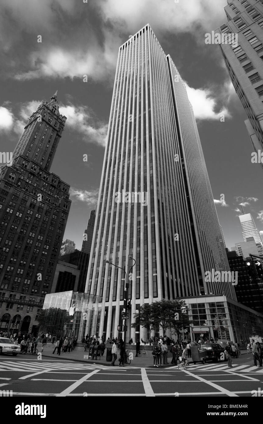 Apple Store sulla Quinta Avenue in New York City, NY, STATI UNITI D'AMERICA. Foto Stock