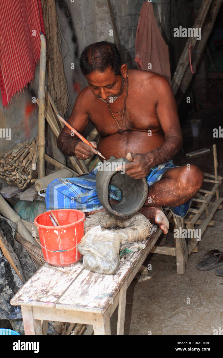 Uno degli artefici di Kumartuli lavorando su un idolo. Foto Stock