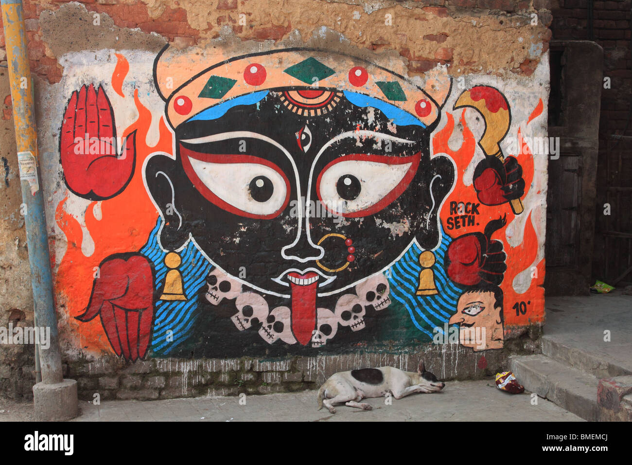 La pittura di strada della dea Indù Kali, Calcutta Foto Stock