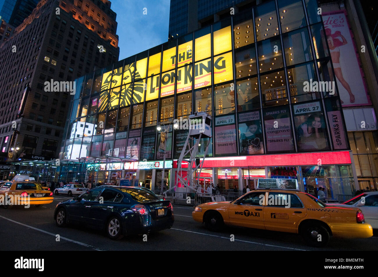 Vivace Times Square illuminata da cartelloni pubblicitari aziendali e il traffico congestionato a Manhattan, New York CIty, NY, STATI UNITI D'AMERICA. Foto Stock