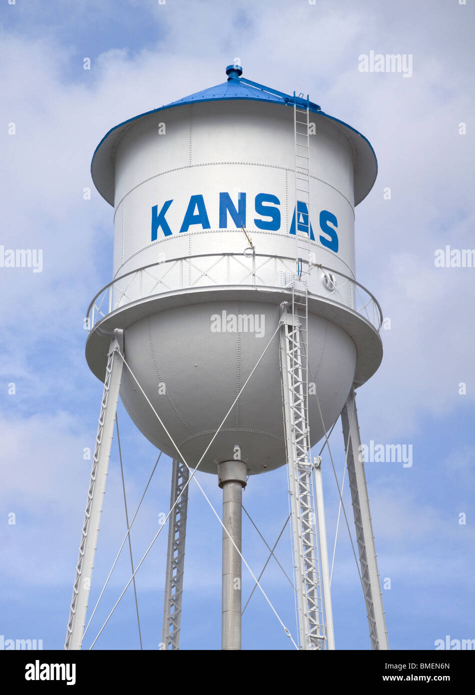 La storica torre d'acqua del Kansas, Illinois, si erge su un luminoso cielo del Midwest, simbolo dell'America di piccole città e del fascino rurale. Foto Stock