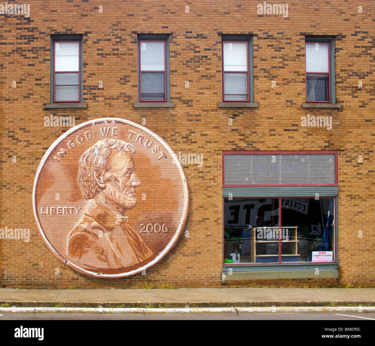 Un gigantesco murale penny decora un edificio del centro di Lincoln, Illinois, onorando il legame della città con Abraham Lincoln. Foto Stock