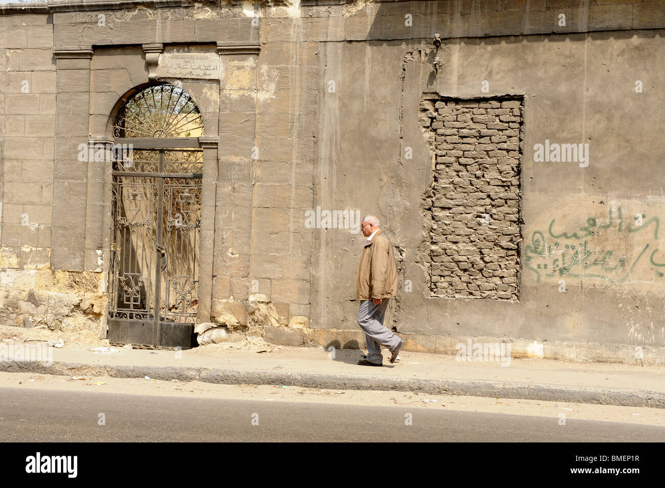 Vecchia tomba nel complesso i cimiteri meridionale, il Cairo è la Città dei Morti Foto Stock
