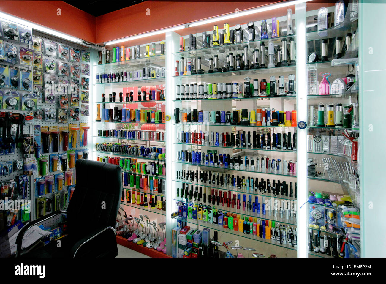 Negozio vendita luci flash e altri piccoli apparecchi elettronici in Yiwu Market, Yiwu, nella provincia di Zhejiang, Cina Foto Stock