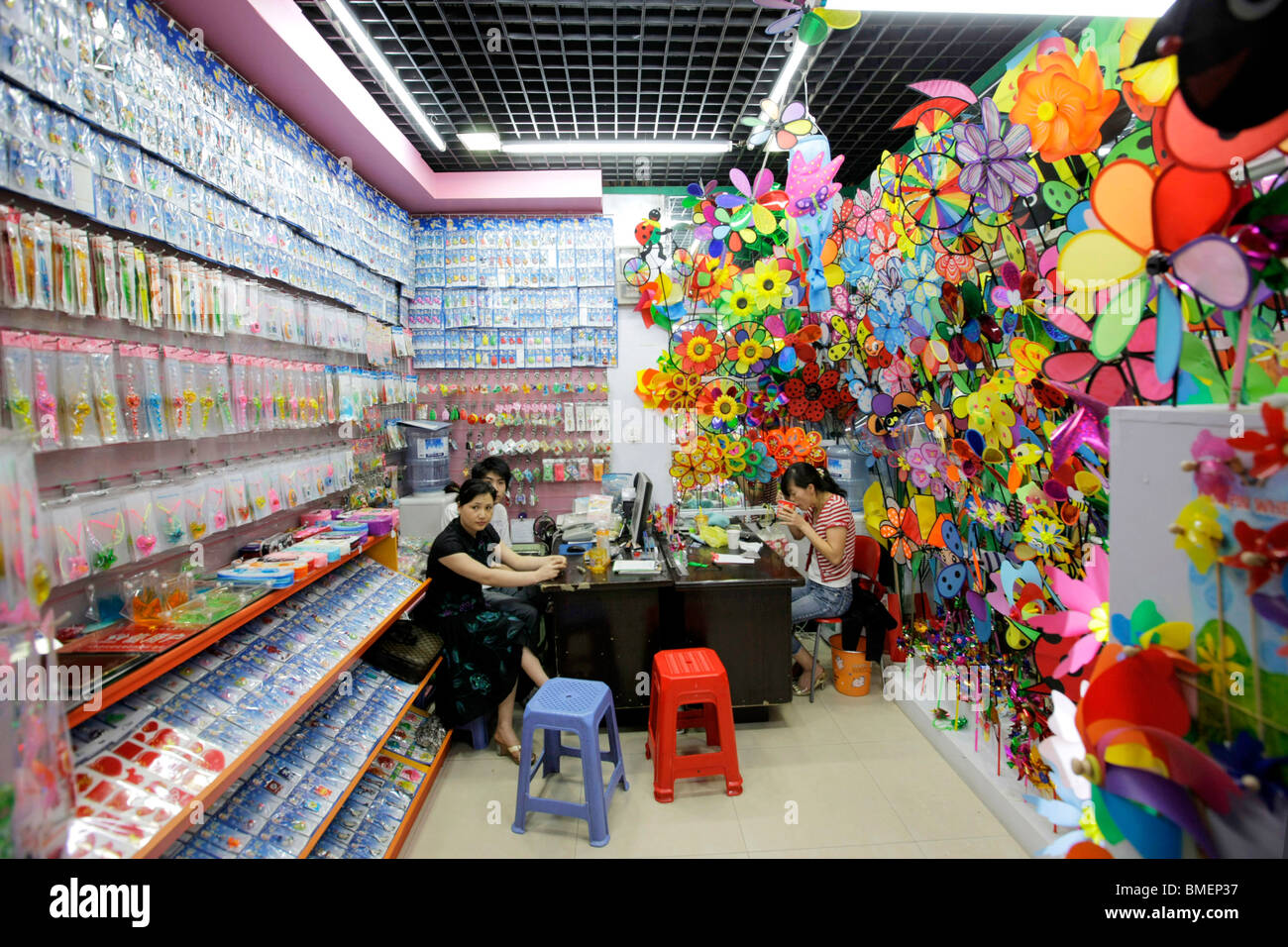 Negozio vendita pinwheels e assortimento di giocattoli digitali nel Mercato di Yiwu, Yiwu, nella provincia di Zhejiang, Cina Foto Stock