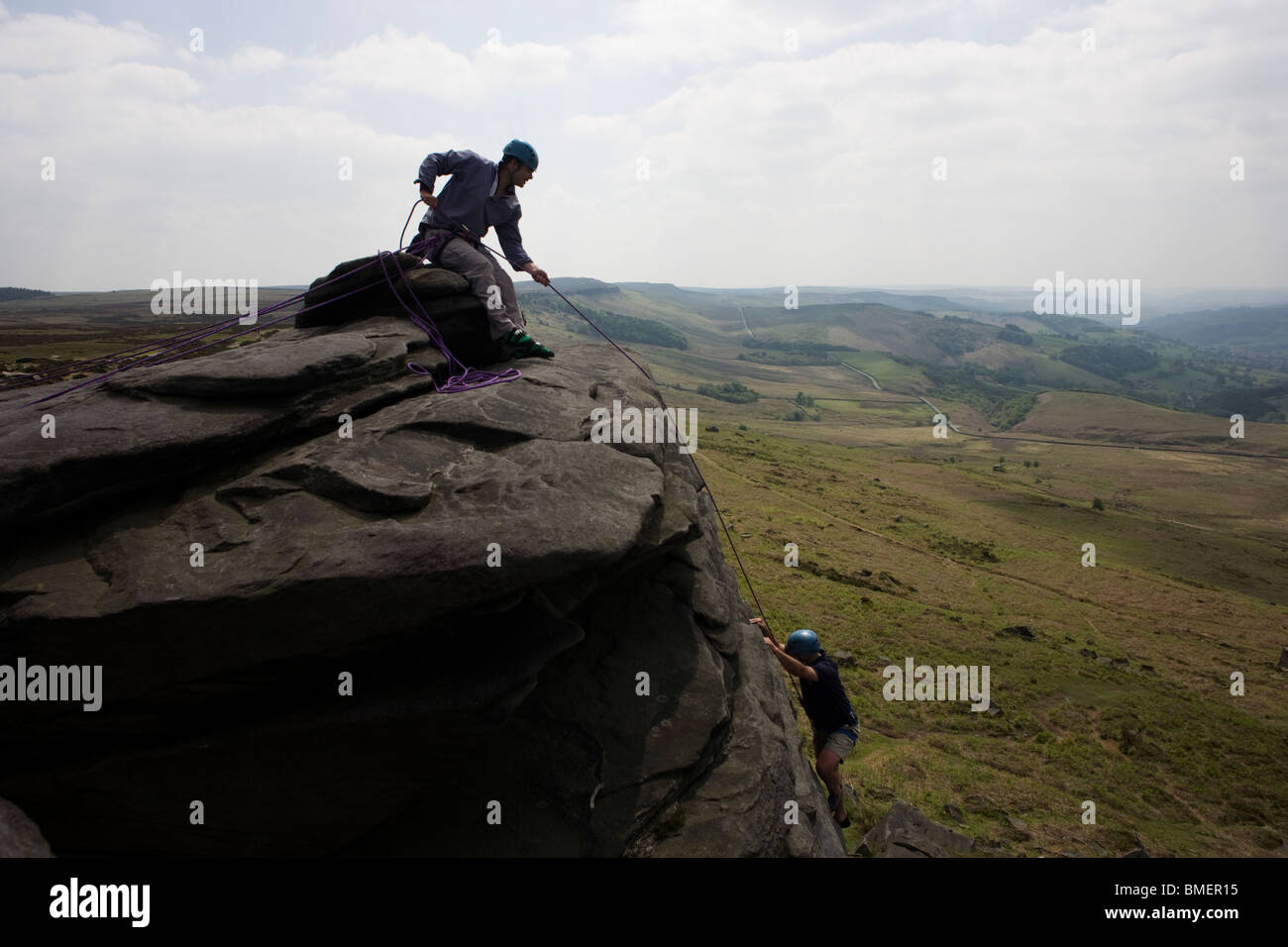 Club di arrampicata e geologia gritstone sul lungo le scogliere di Causeway, Parco Nazionale di Peak District, Derbyshire. Foto Stock