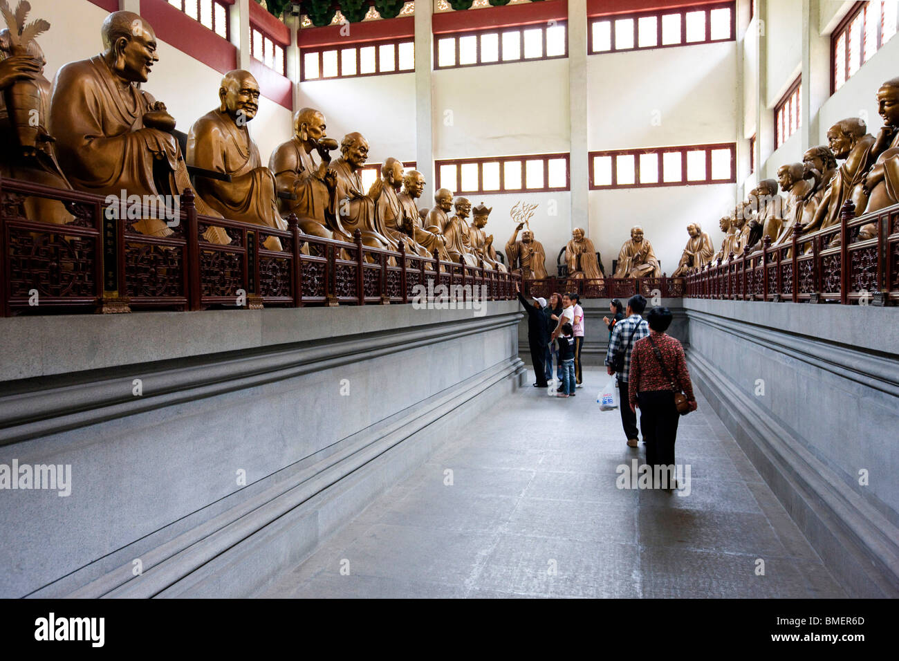 Sala dei Cinquecento Arhats, il Tempio Lingyin, Hangzhou, nella provincia di Zhejiang, Cina Foto Stock