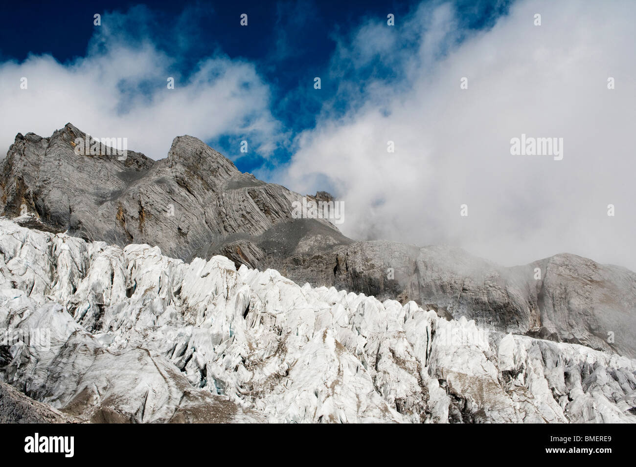 Ghiacciaio Yulong accanto a Yulong neve montagna, Yulong Naxi contea autonoma, Lijiang, nella provincia dello Yunnan in Cina Foto Stock