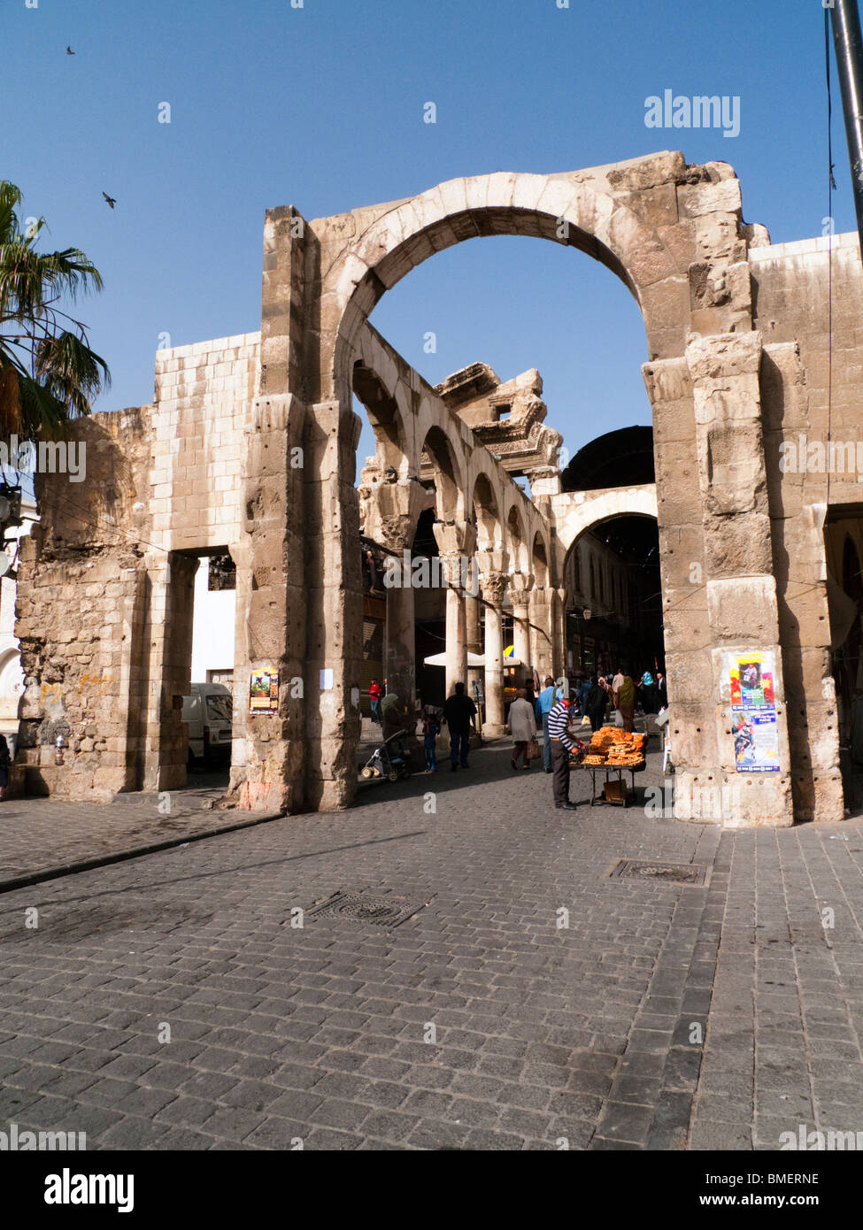 Street e il Tempio di antiche rovine fuori e intorno la moschea Ummayad nella città di Damasco, a Damasco in Siria Medio Oriente Foto Stock