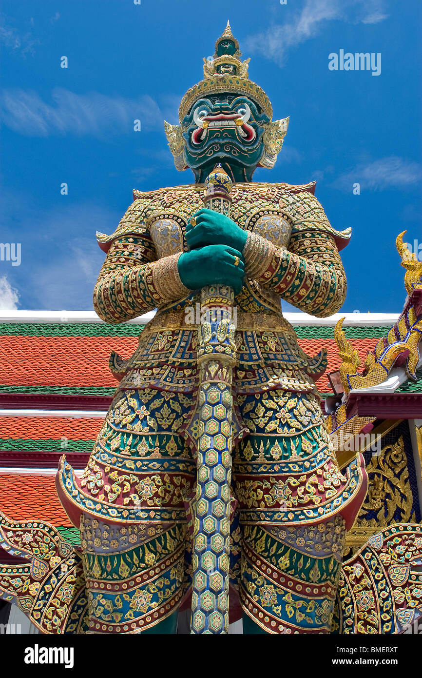 Thotkhirithon, demone gigante (Yaksha) custodisce un'uscita al Grand Palace Foto Stock