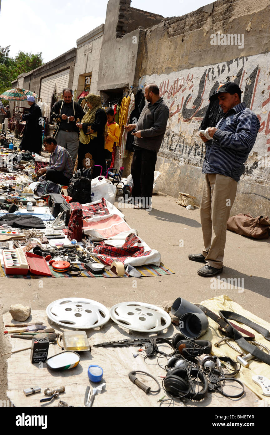 Gli acquirenti e i venditori, souk di Goma (mercato del venerdì), street market, cimiteri meridionale, Khalifa district ,cairo Foto Stock