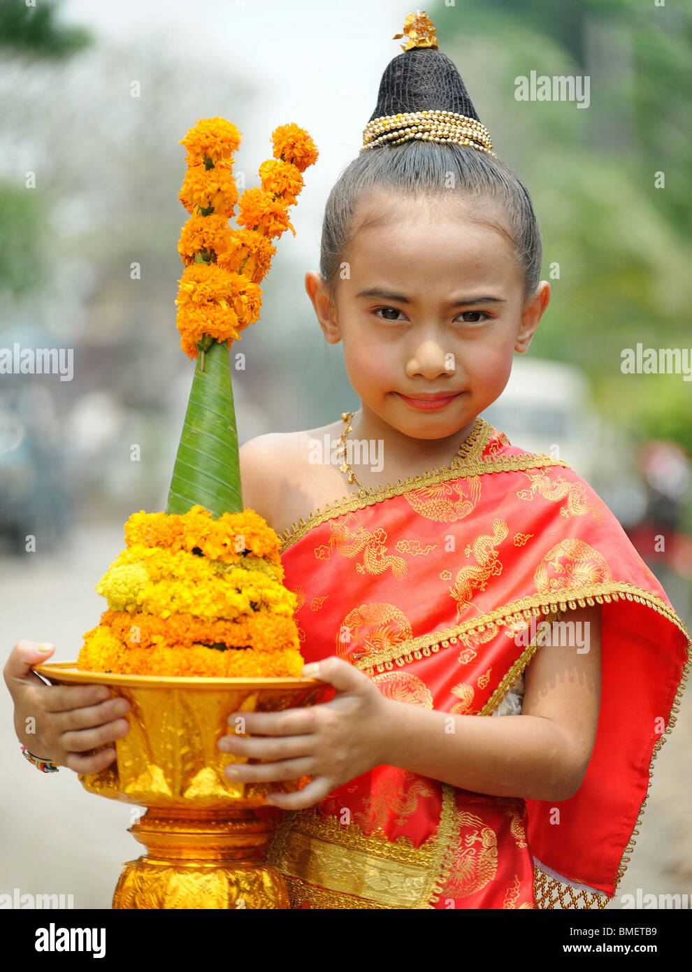 Ragazza Lao in costume tradizionale Foto Stock
