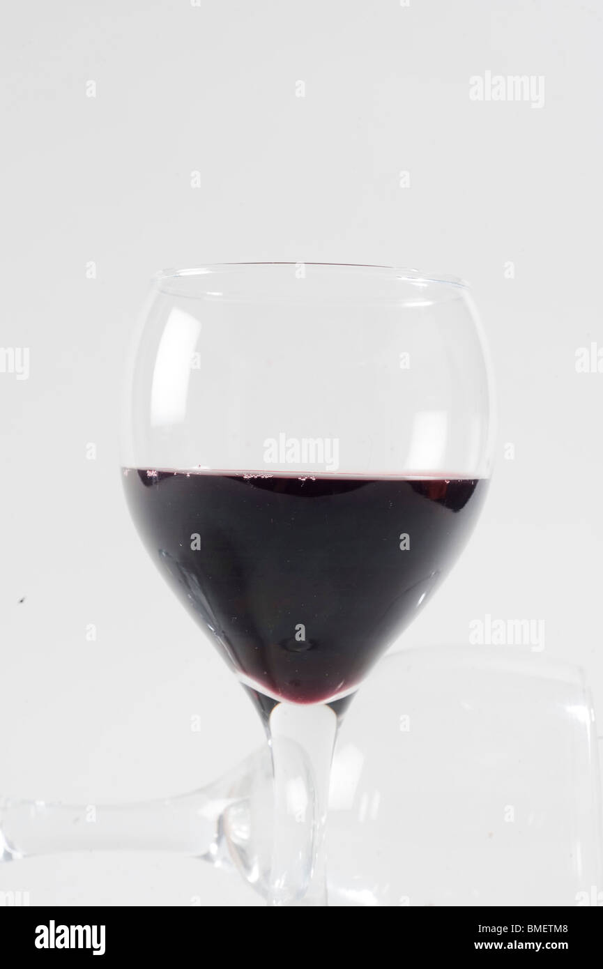 Spaccato di un bicchiere di vino rosso su sfondo bianco Foto Stock