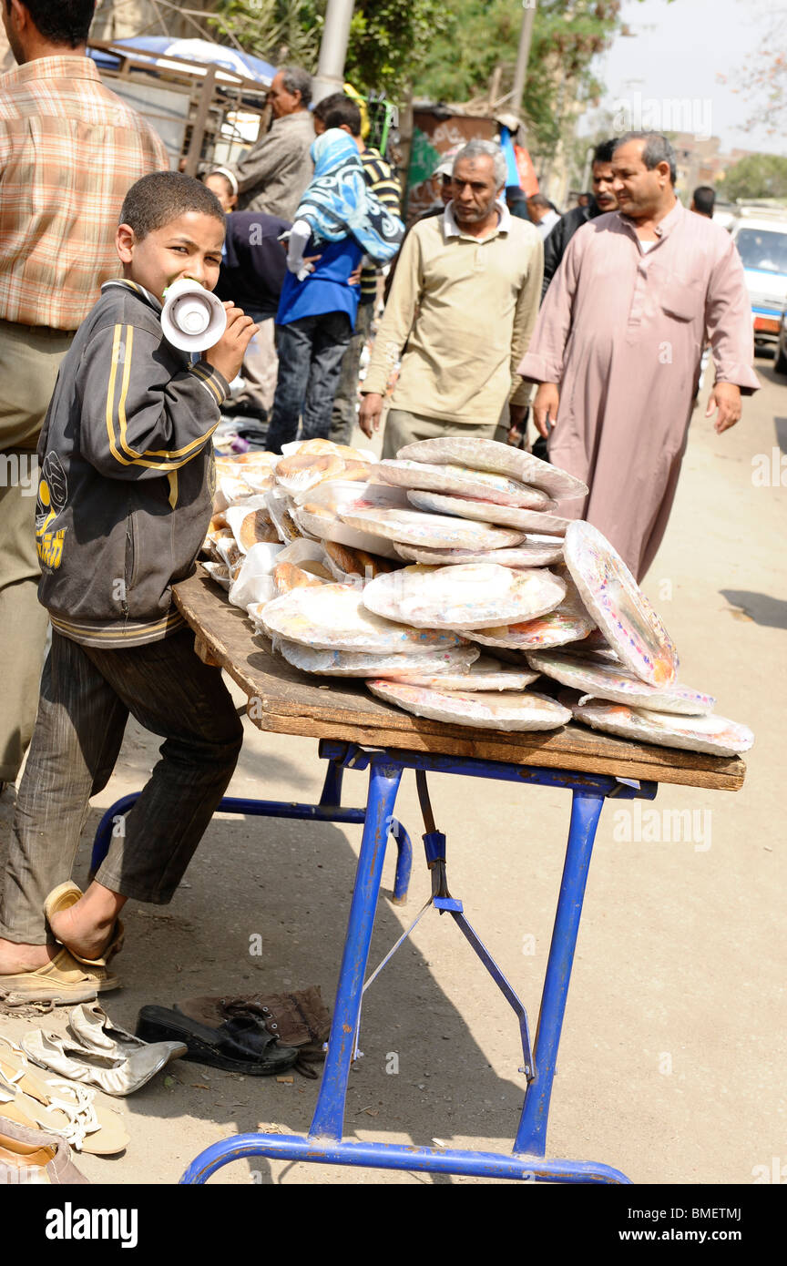 Gli acquirenti e i venditori, souk di Goma (mercato del venerdì), street market, cimiteri meridionale, Khalifa district ,cairo Foto Stock