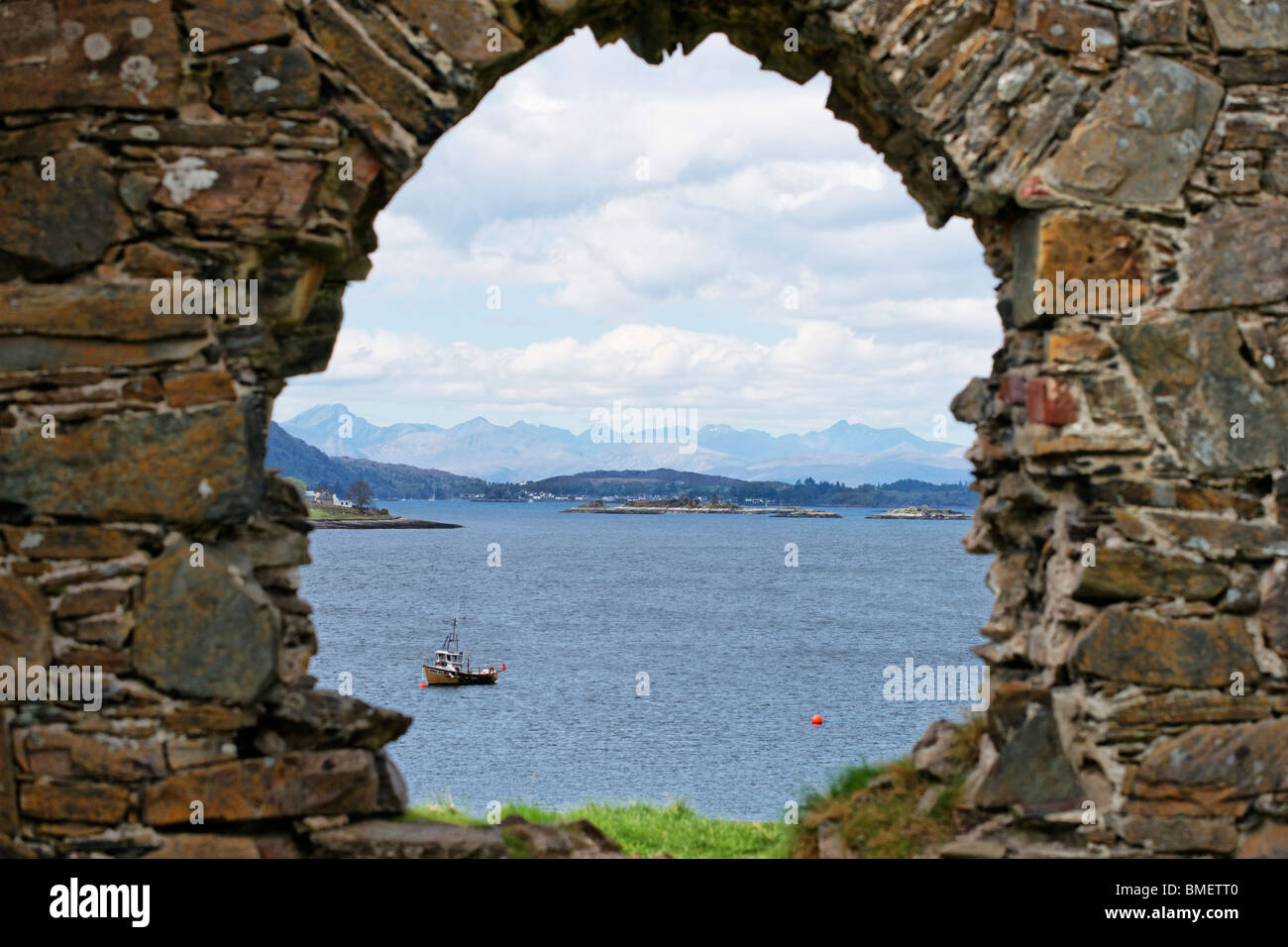 Vista sul Loch Carron verso Plockton e Skye da Strome Castello, Highland, Scotland, Regno Unito. Foto Stock