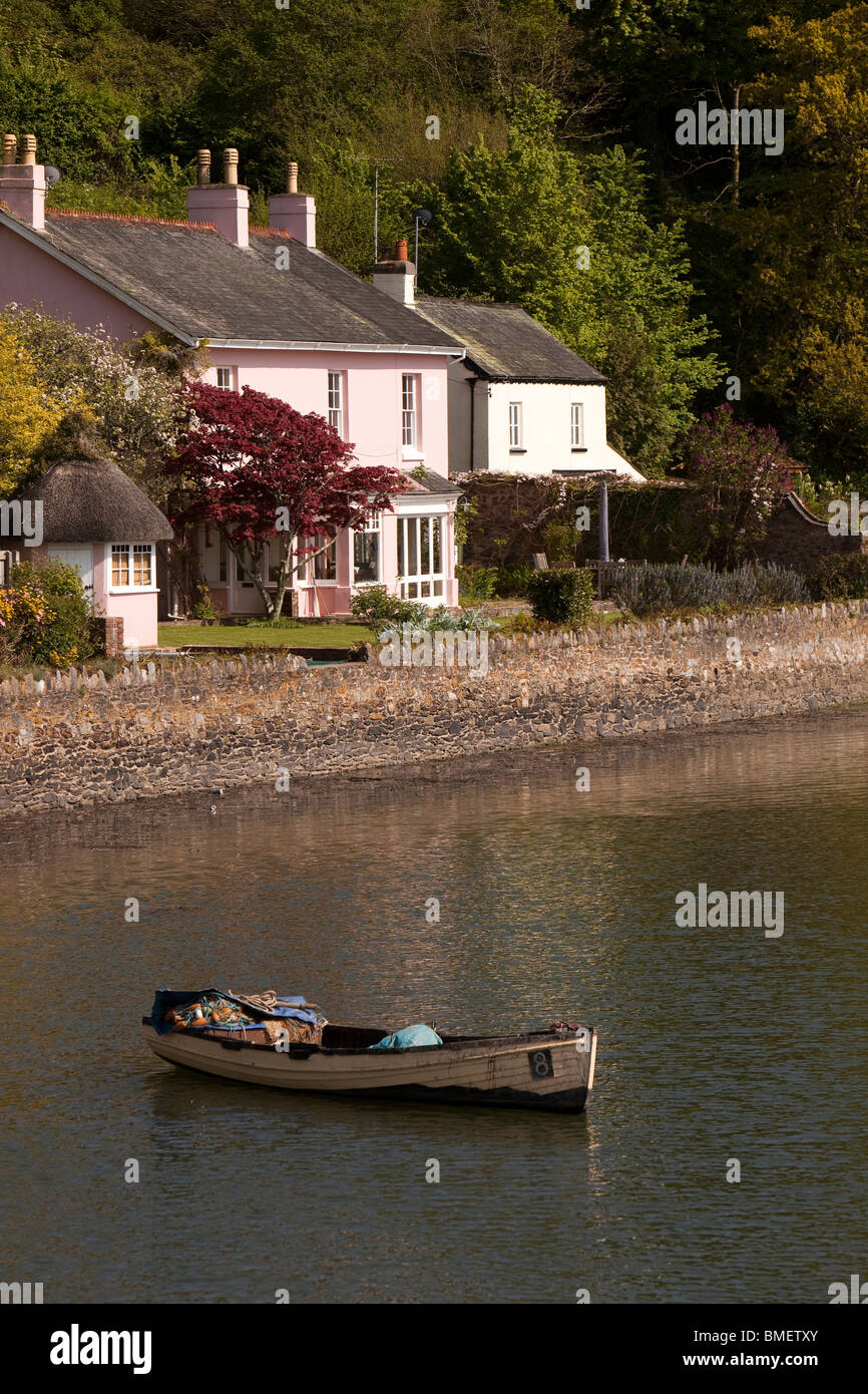 Regno Unito, Inghilterra, Devon, Galmpton, salmone pittoresca Fisherman's cottage sulle rive del fiume Dart Foto Stock