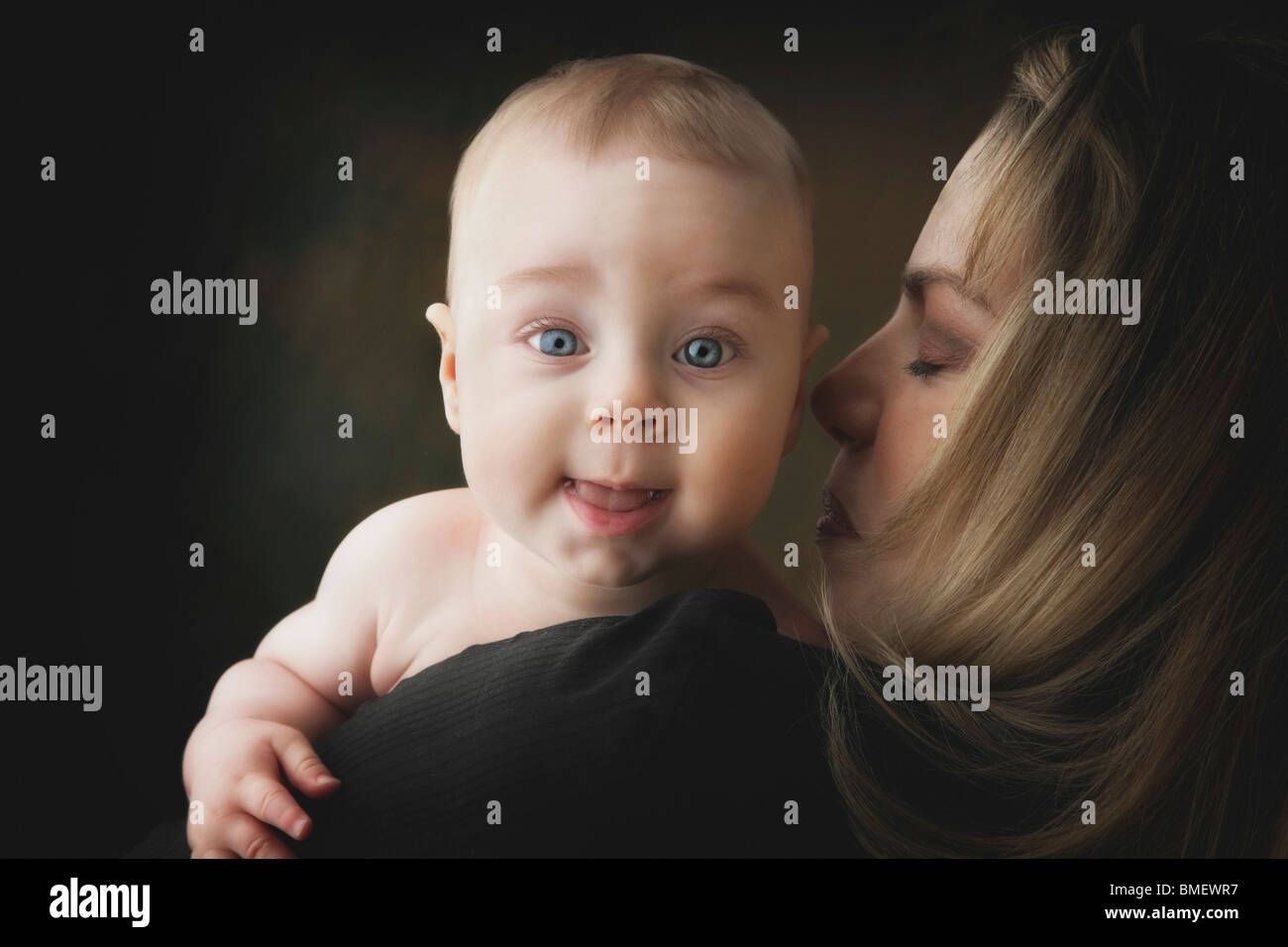 Un bambino sulla Madre di spallamento Foto Stock