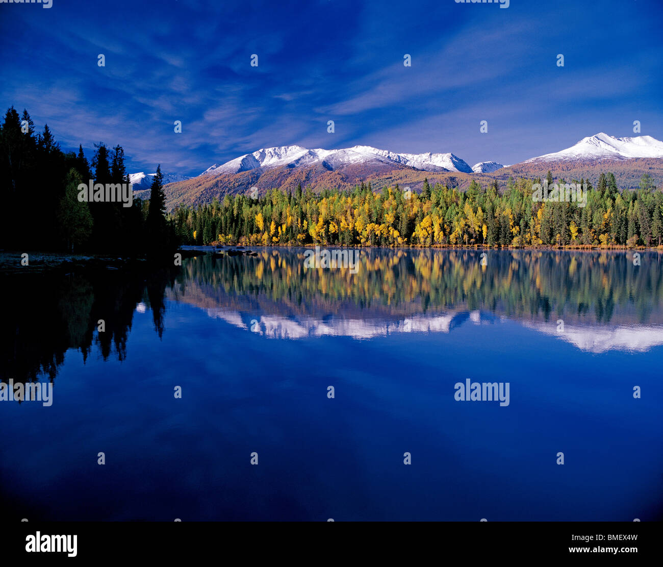 Lago Kanas, Burqin County, prefettura degli Altai, Xinjiang Uyghur Regione autonoma, Cina Foto Stock
