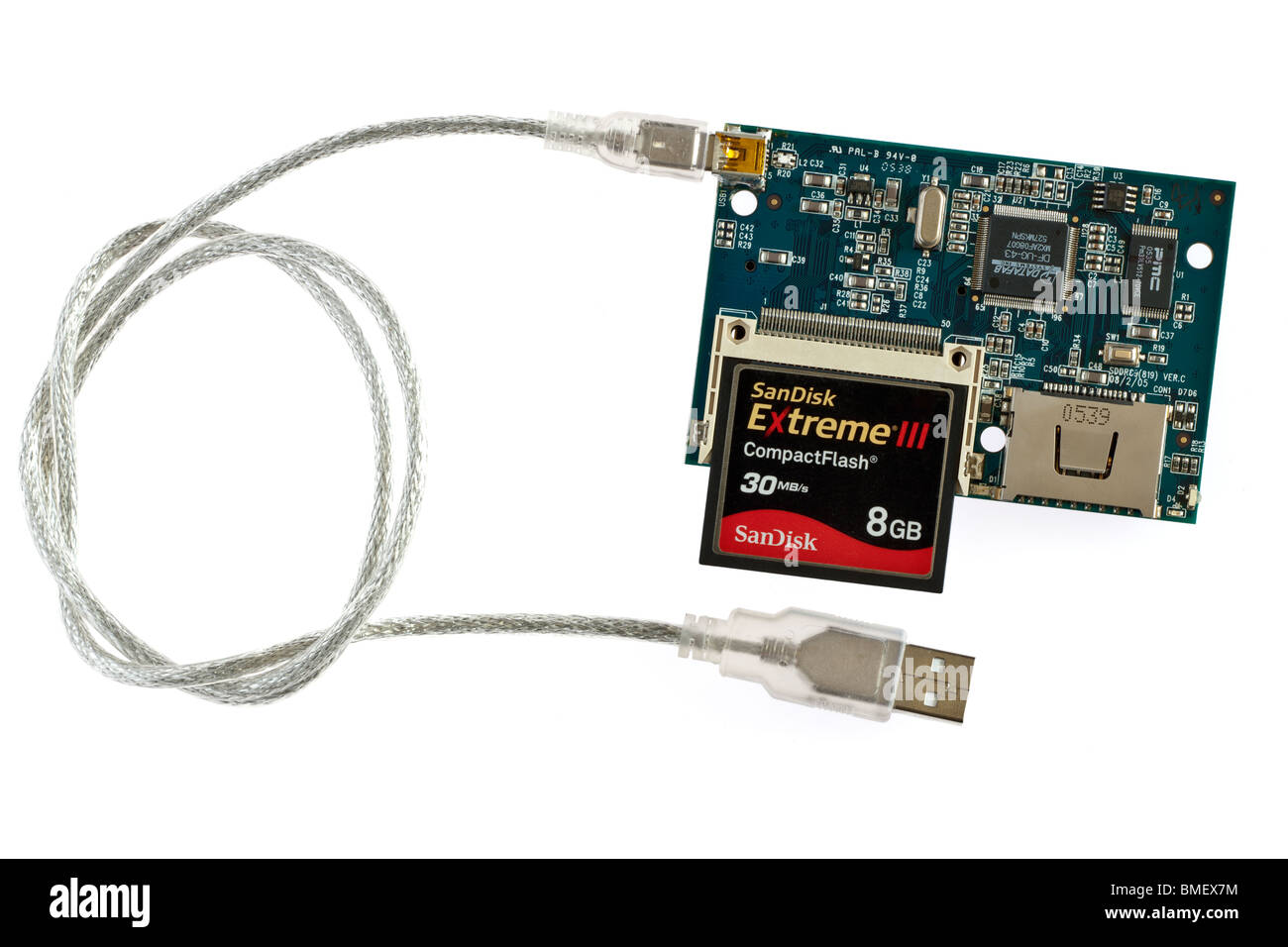Interno della scheda pcb lavorazioni e una Sandisk 8 GB EXTREME 3 scheda compact flash su un multi card reader con 2 USB per cavo mini USB. Foto Stock
