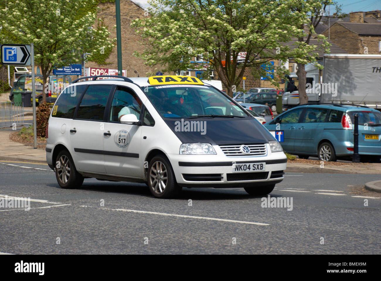 Taxi sulla strada a Huddersfield. Foto Stock