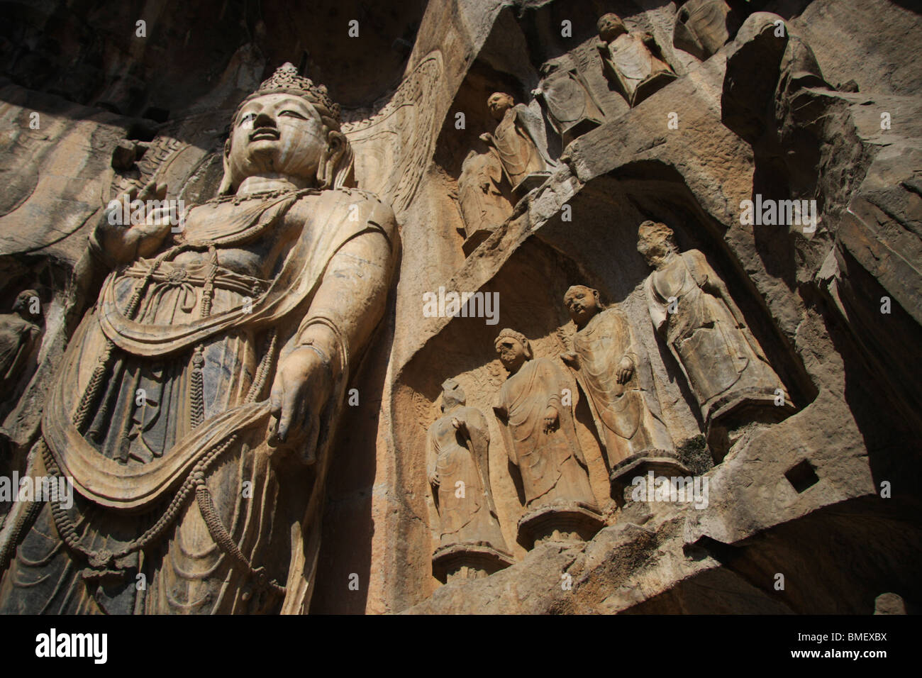 Statue di Buddha sulla scogliera, Fengxiansi, le Grotte di Longmen, Luoyang, nella provincia di Henan, Cina Foto Stock