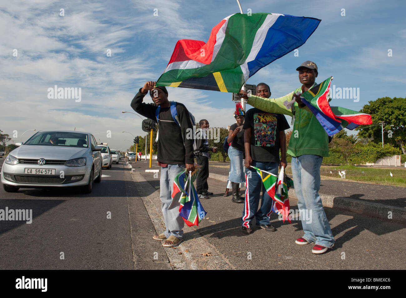I venditori ambulanti vendono i loro articoli in corsa per la Coppa del Mondo FIFA 2010 Città del Capo Sud Africa Foto Stock