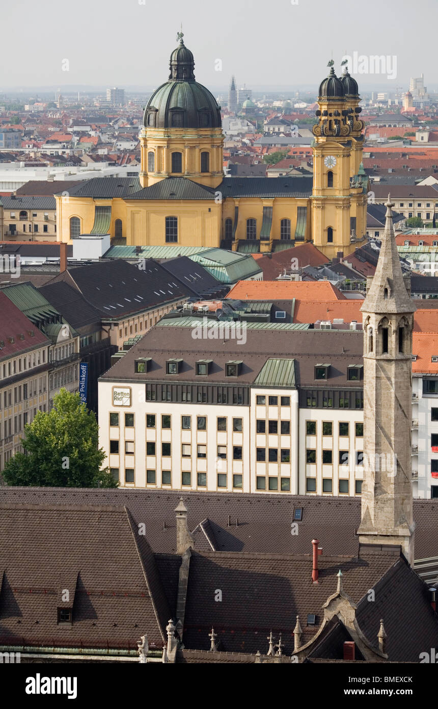 Vista la Theatinerkirche e la città di Monaco di Baviera dal 92 metri (301 piedi) Alter Peter torre (Alter Peter Turm) di Monaco di Baviera Ger Foto Stock