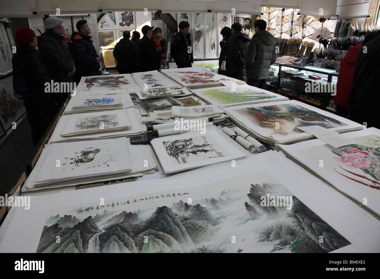 Pittura cinese visualizzati in una galleria, Liulichang Street, Pechino, Cina Foto Stock