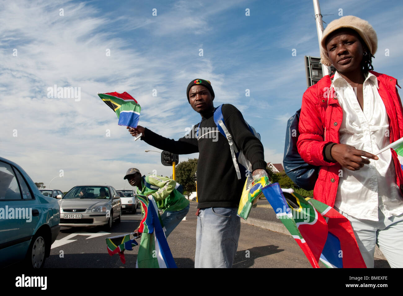 I venditori ambulanti vendono i loro articoli in corsa per la Coppa del Mondo FIFA 2010 Città del Capo Sud Africa Foto Stock