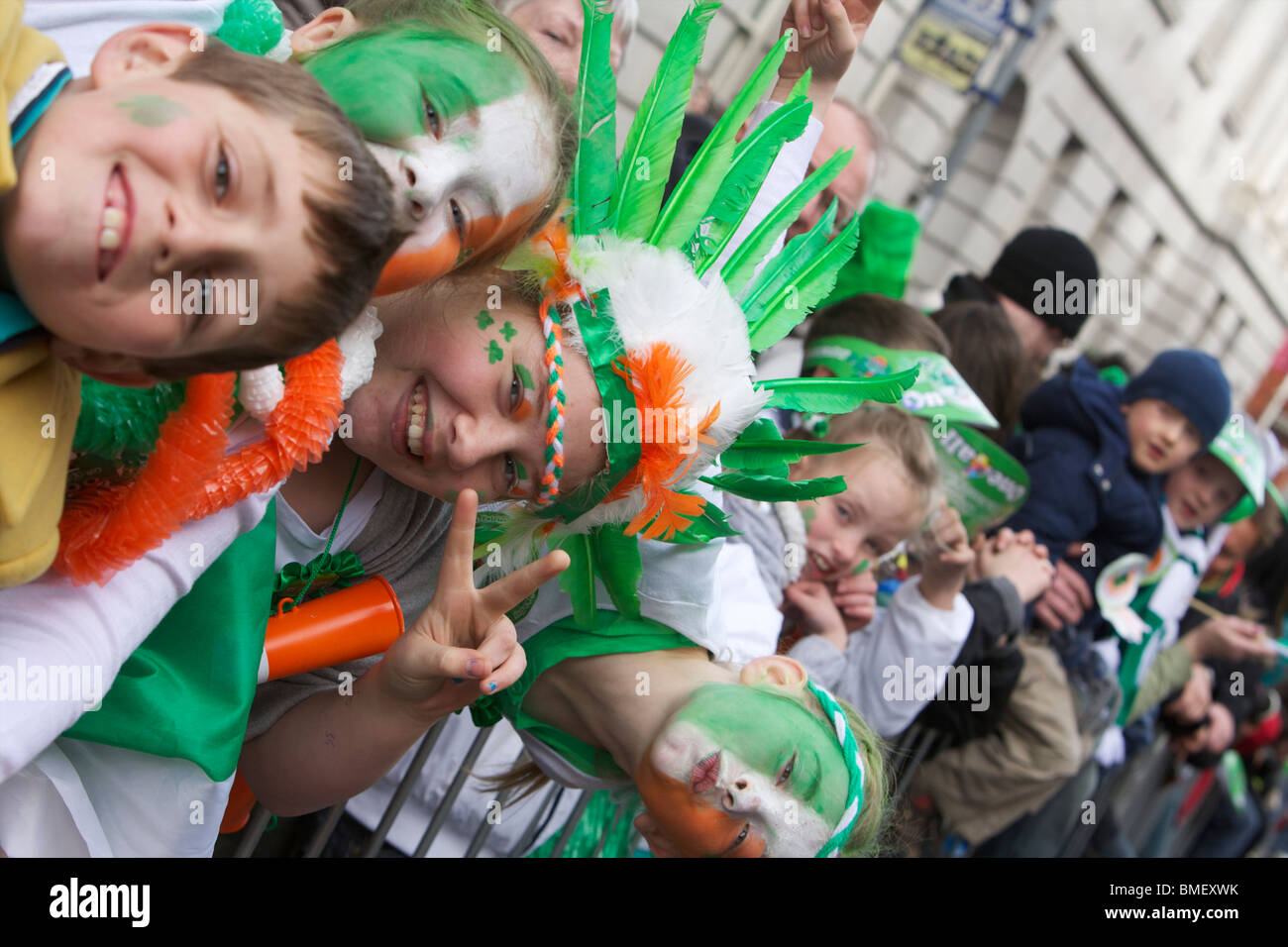 Il giorno di San Patrizio Parade, Dublino, Irlanda. La folla raccolta per guardare la parata. 2010 Foto Stock