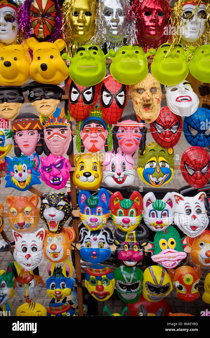 Maschere di plastica a Desfile de las Llamadas, un carnevale di Montevideo, Uruguay, Febbraio 2010 Foto Stock