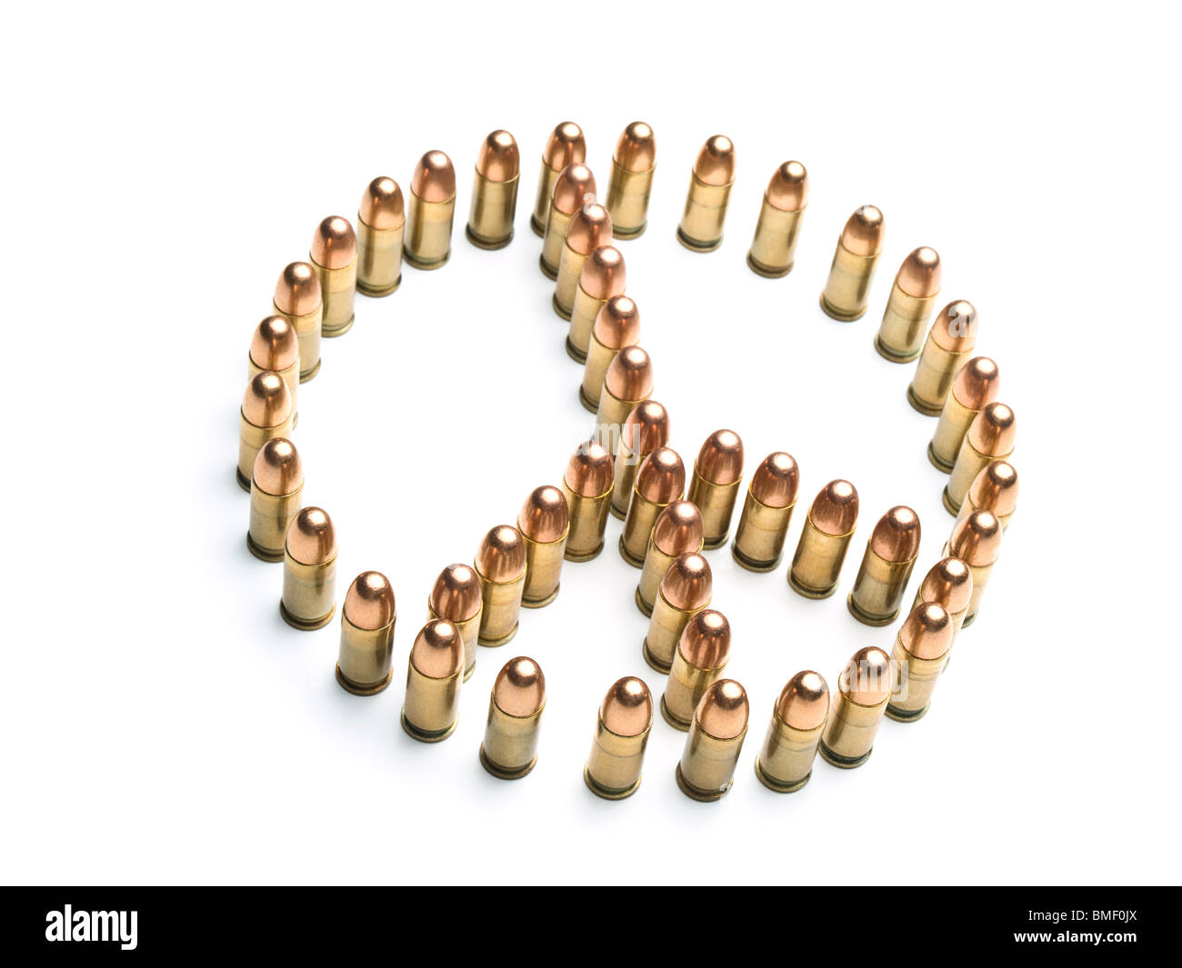 Simbolo di pace formata da proiettili su sfondo bianco, utili per temi come quelli della pace,guerra,il terrorismo,militari.. Foto Stock