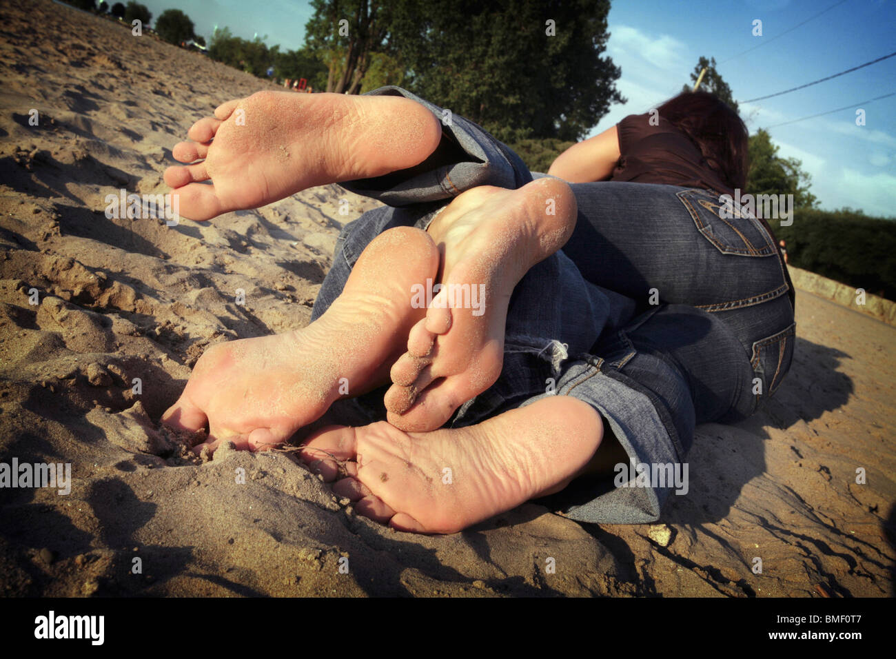 Un giovane che stabilisce insieme sulla sabbia Foto Stock