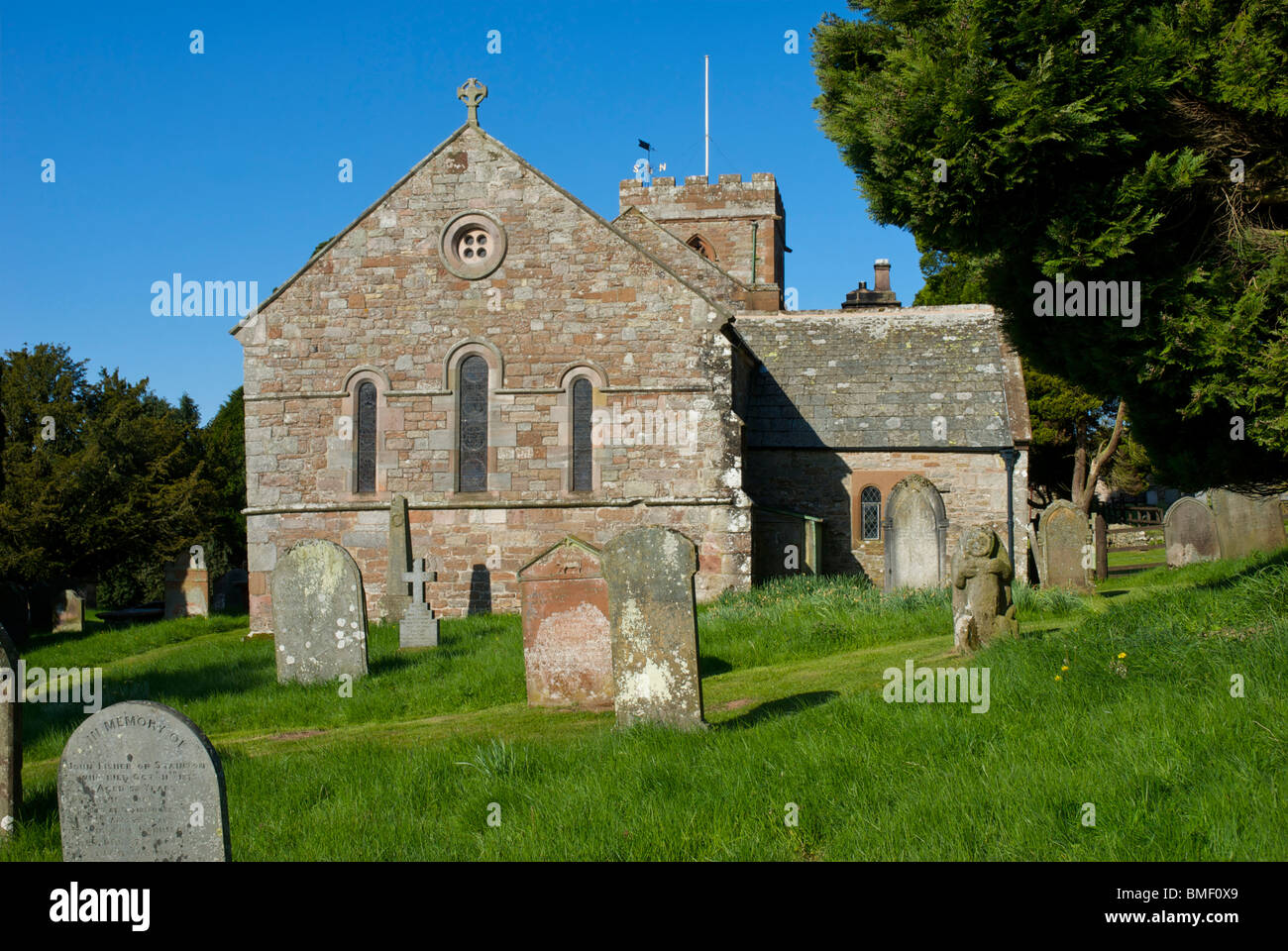 Dacre chiesa e orso di pietra, Cumbria, England Regno Unito Foto Stock
