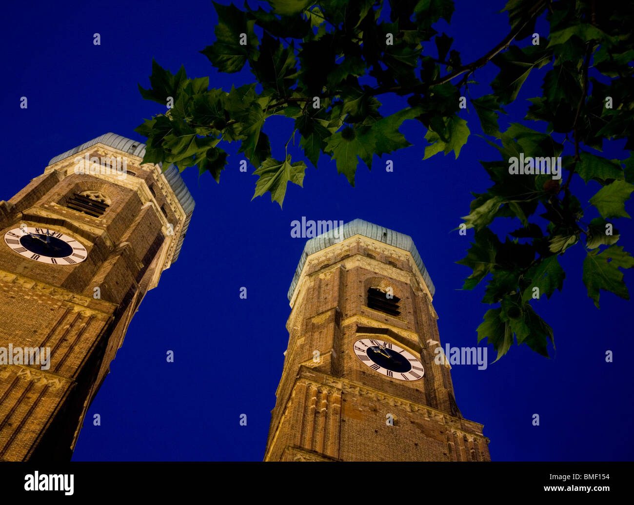 Vista notturna della cattedrale Frauenkirche towers.Monaco di Baviera, Germania Foto Stock