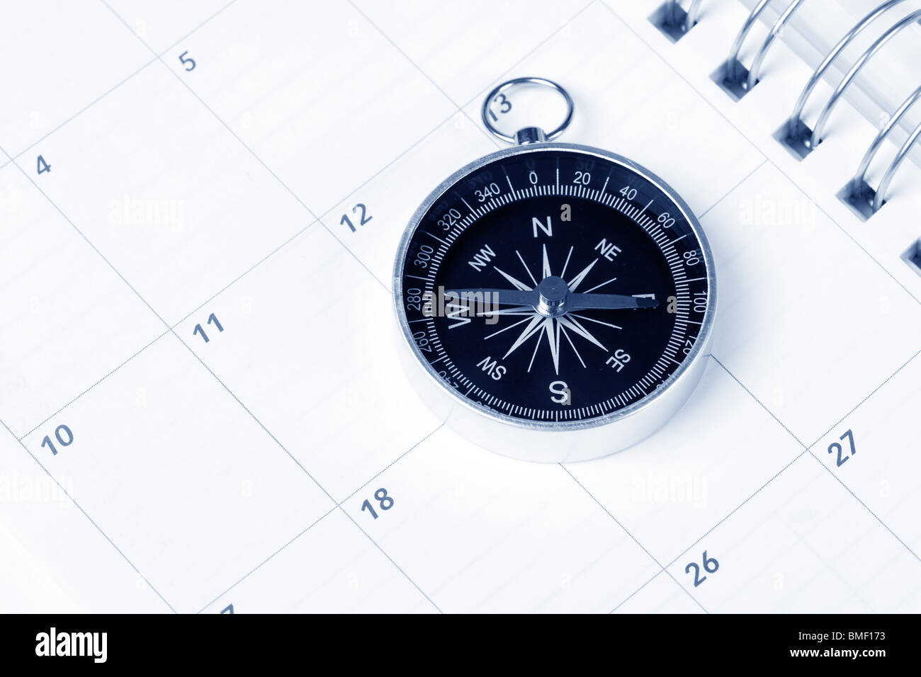 Il calendario e la bussola, concetto di pianificazione del tempo Foto Stock