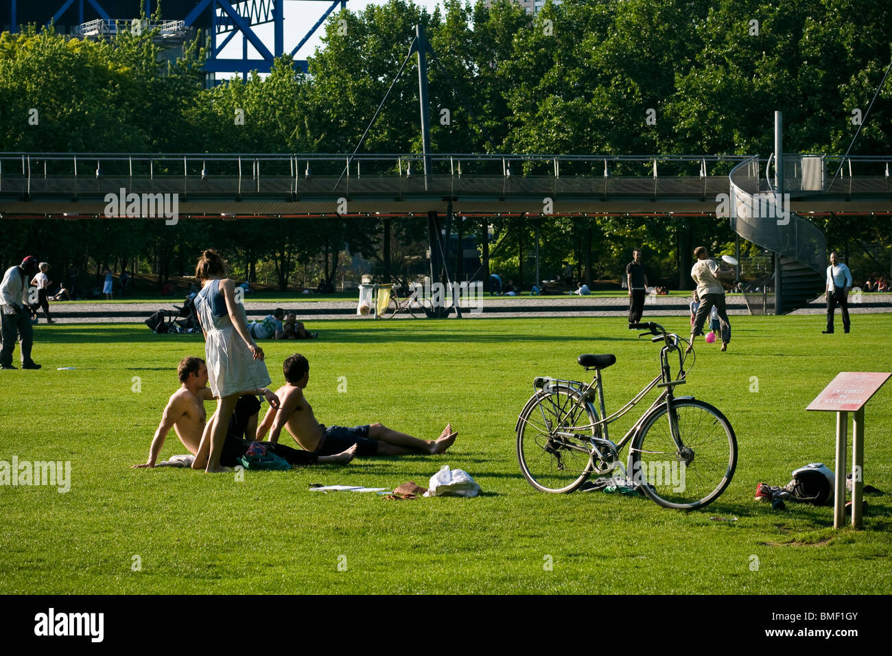 I parigini godere di una giornata di sole a Parc de la Villette Foto Stock